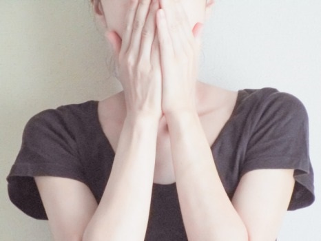 黒い服や甘い匂いは蜂を引き寄せる